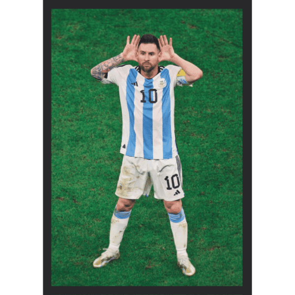 Leo-Messi-Cusping-ear-at-the-Netherlands-national-team-Manager