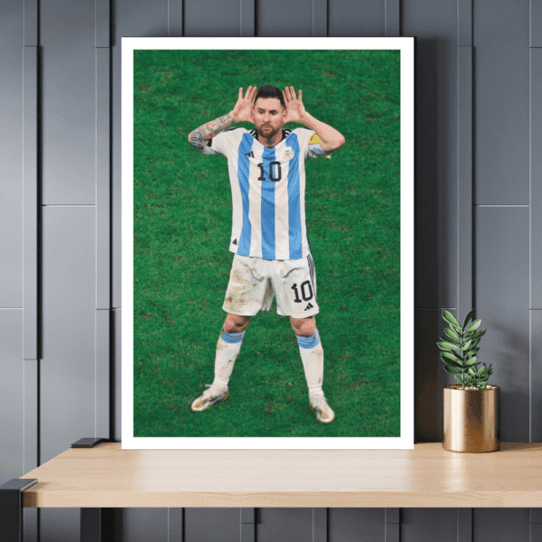 Leo-Messi-Cusping-ear-at-the-Netherlands-national-team-Manager - Image 2