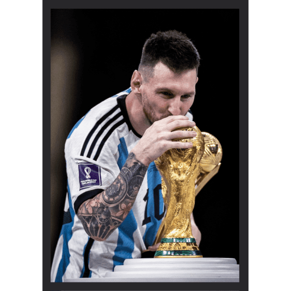 leo-Messi Kissing World-Cup Trophy